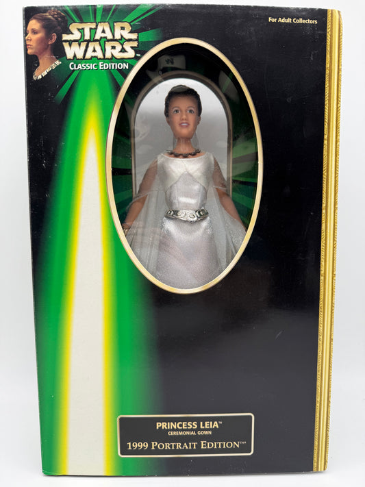 Hasbro 1998 Star Wars Classic Edition Princess Leia Ceremonial Gown 1999 Portrait Edition