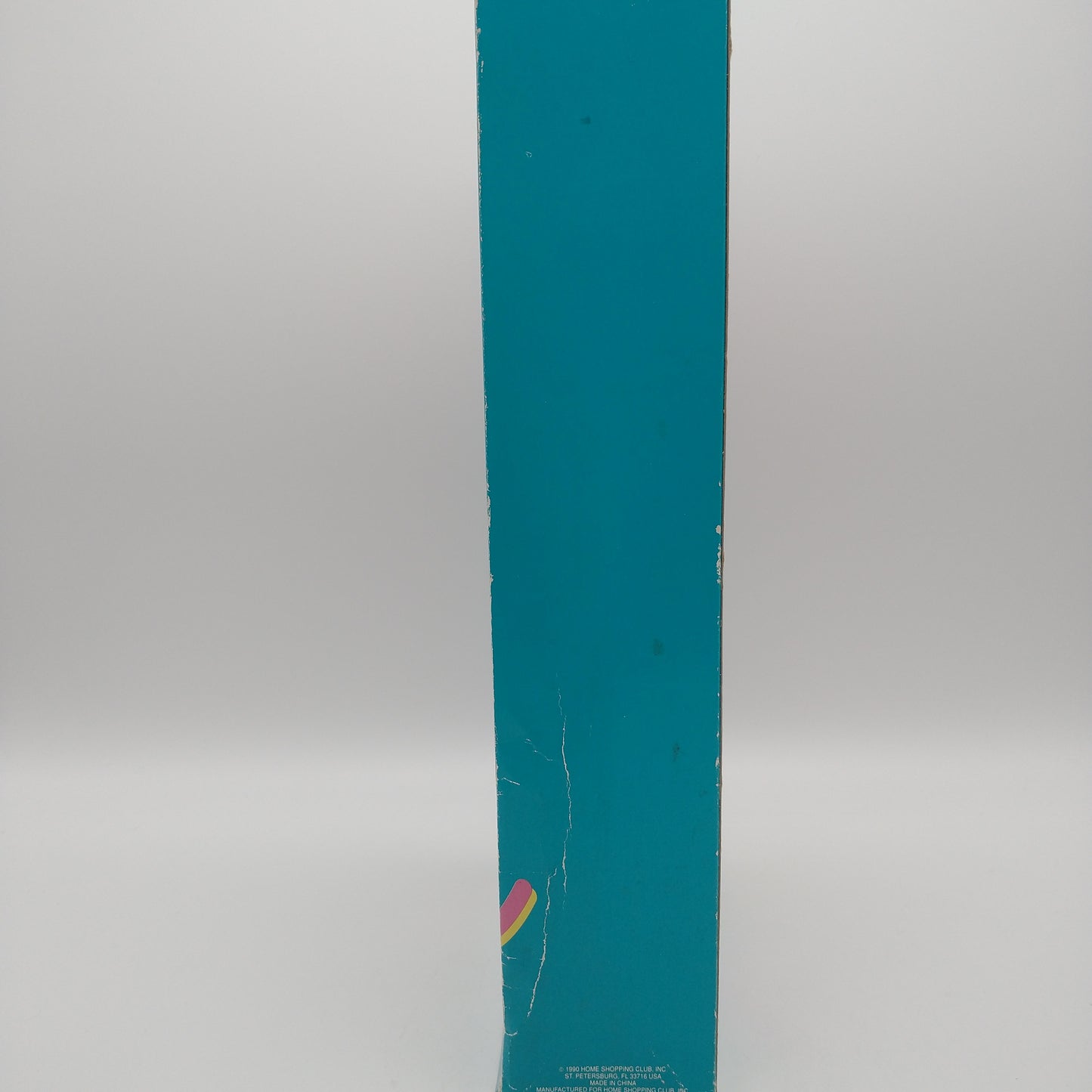 The right side of the box is just a teal color with no designs