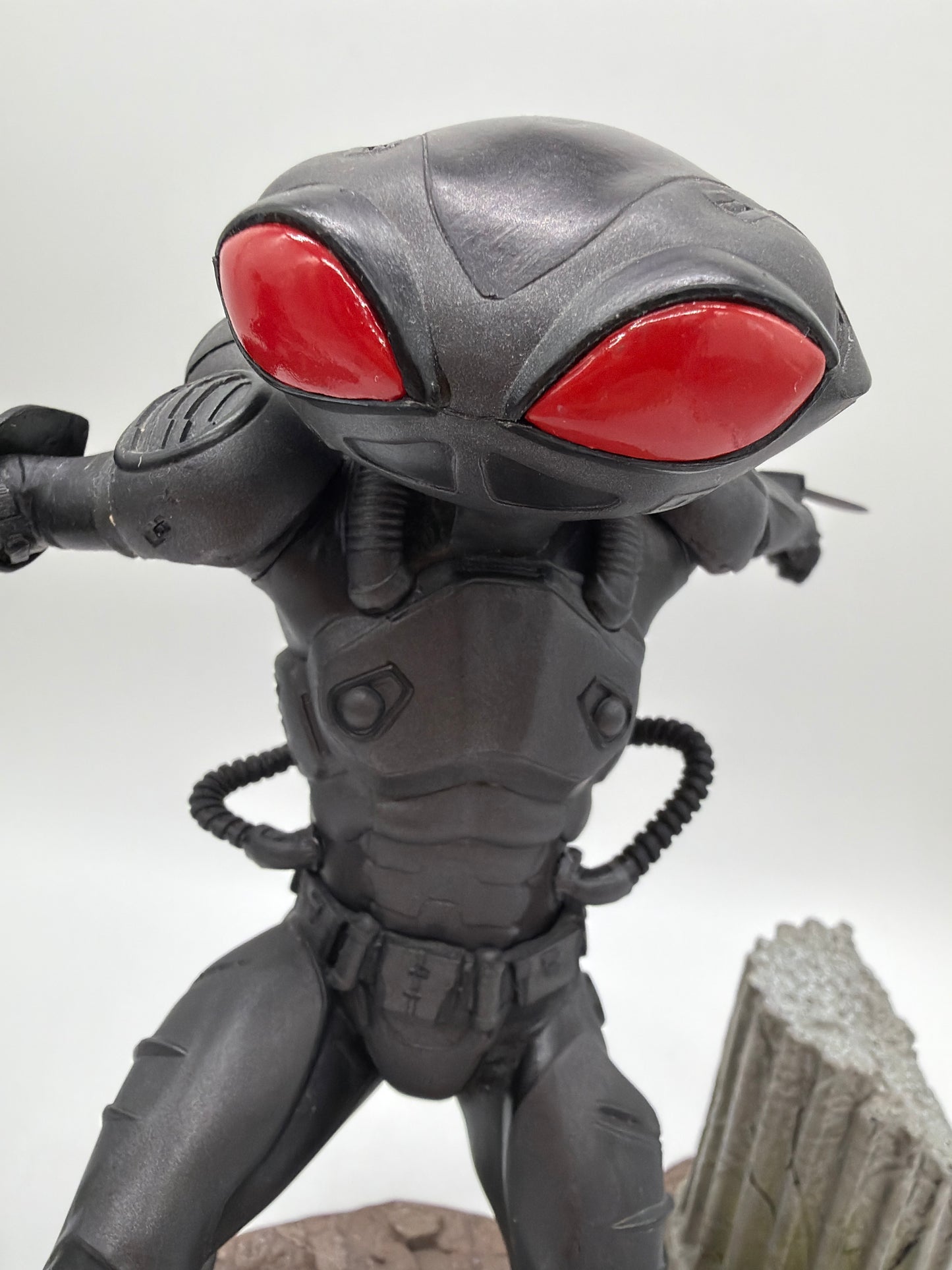 Diamond Select Toys DC Gallery: Aquaman Black Manta PVC Diorama