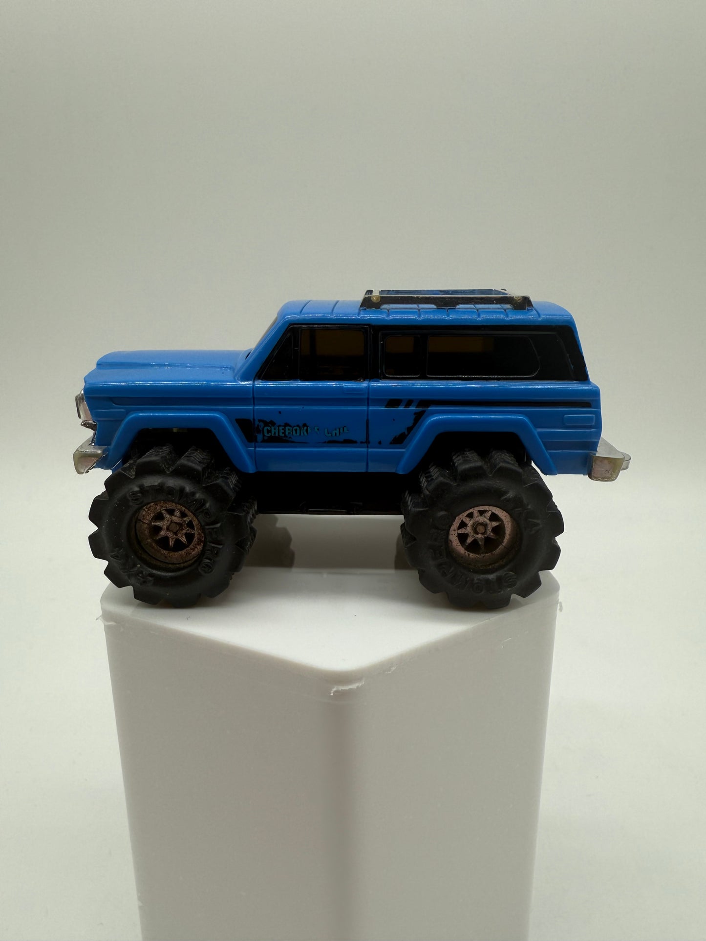 Schaper 1983 Stomper Jeep Blue Cherokee Chief