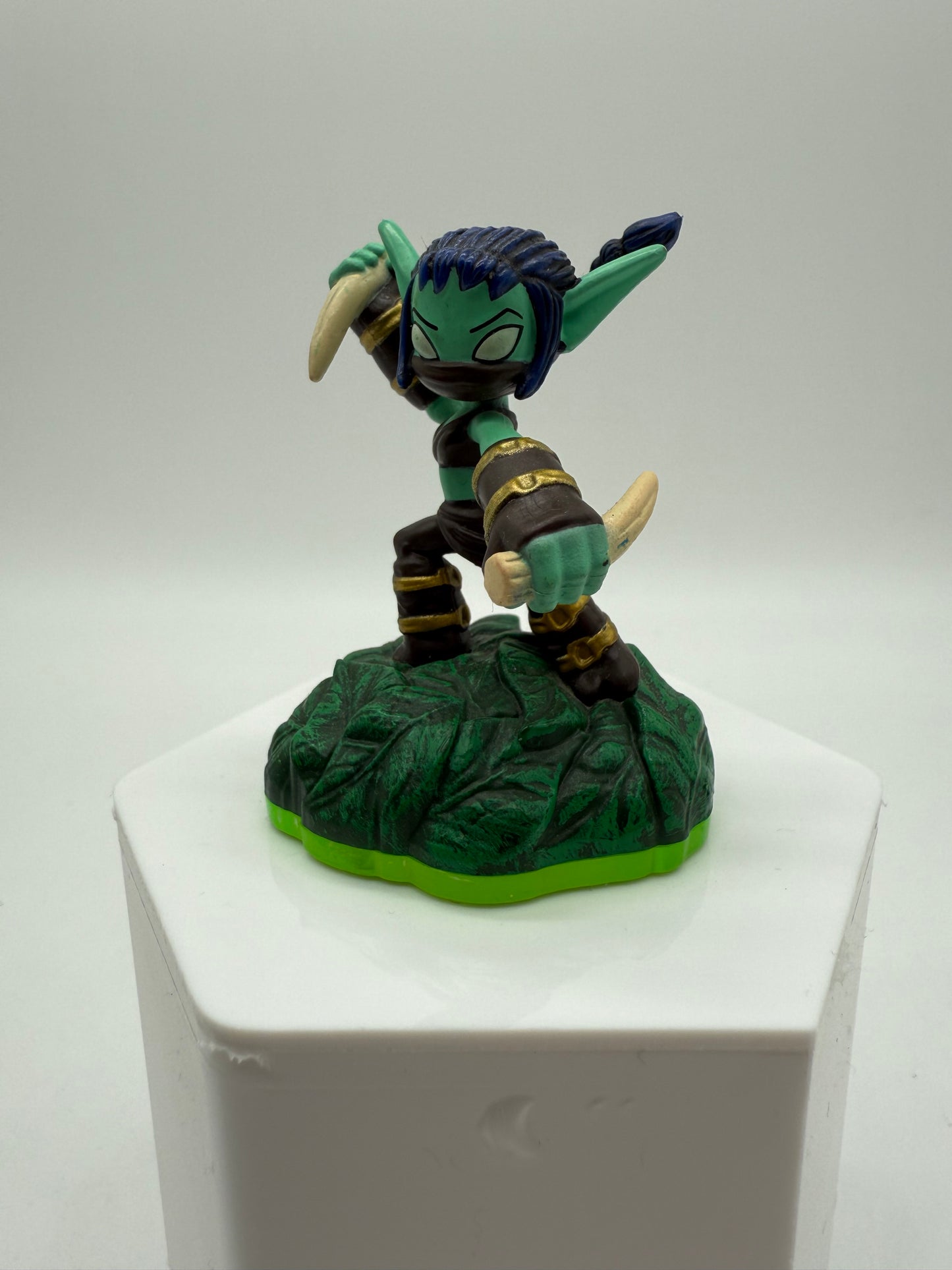 Activision 2011 Spyro's Adventure Skylanders Stealth Elf