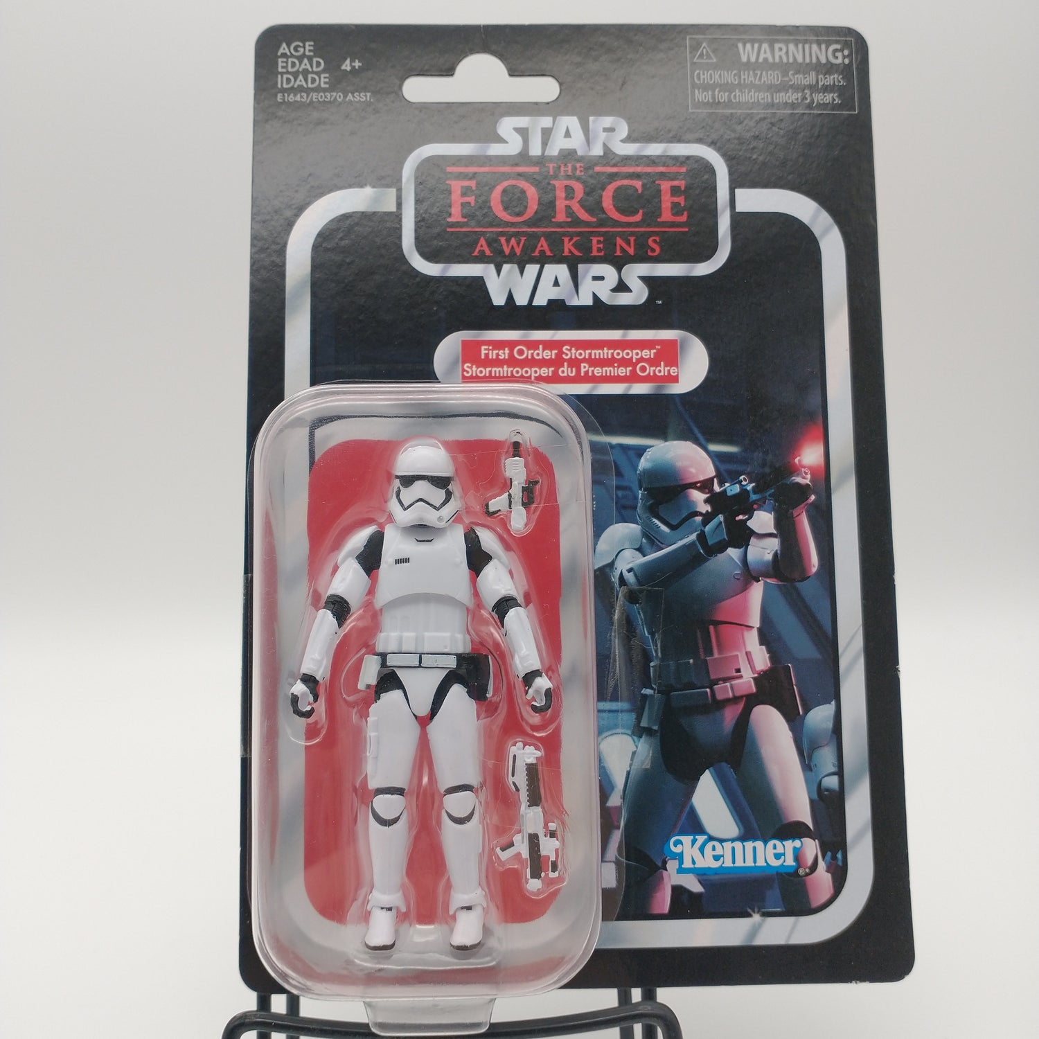 The front of the cart and bubble are intact. The action figure inside is wearing white combat armor. There are two guns in the bubble next to him.