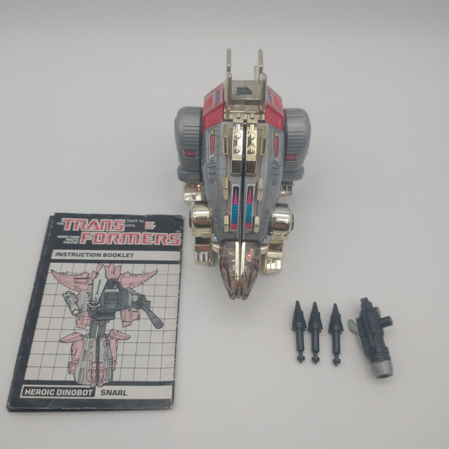 The front of the figure with accessories and manual