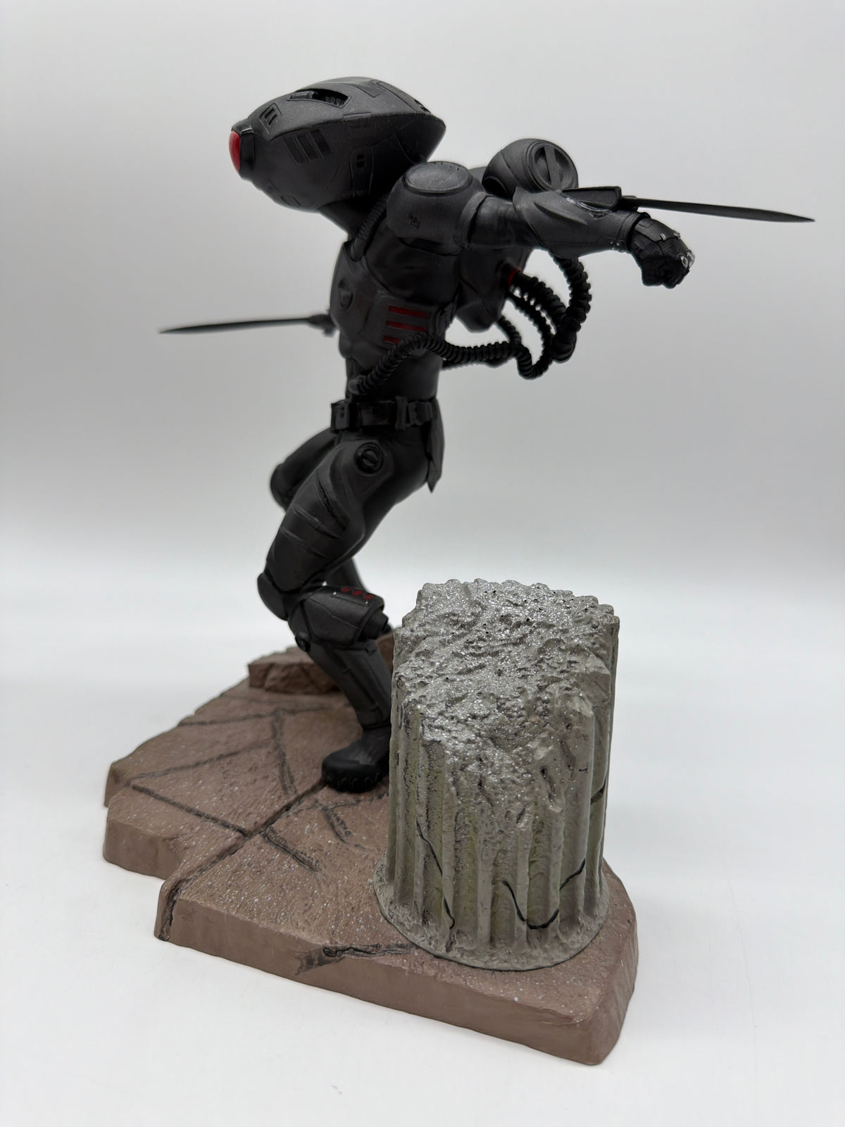 Diamond Select Toys DC Gallery: Aquaman Black Manta PVC Diorama, photo 2 of 5