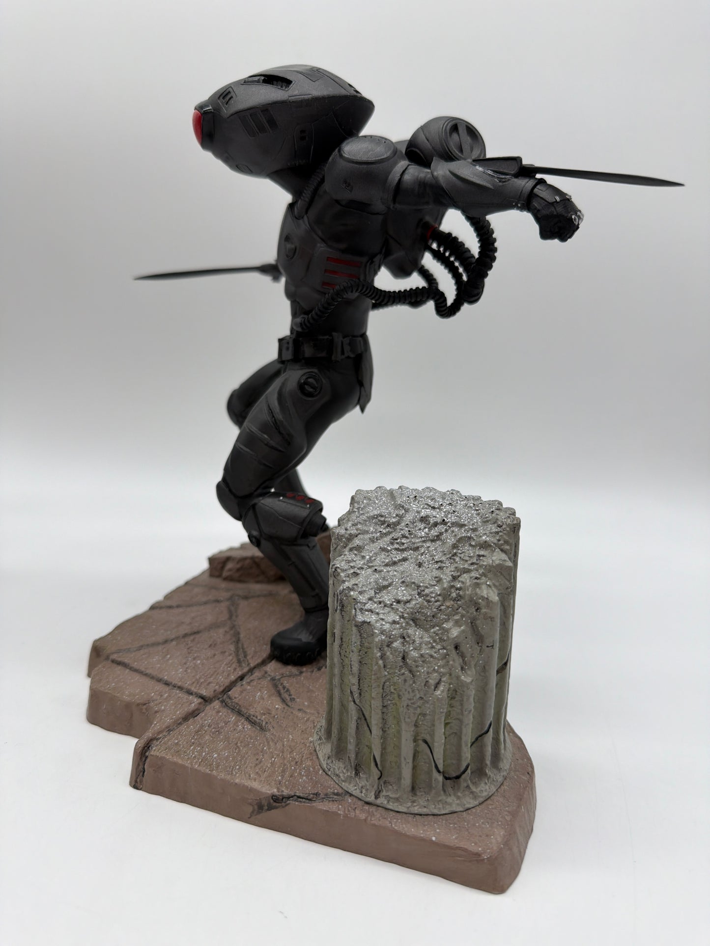 Diamond Select Toys DC Gallery: Aquaman Black Manta PVC Diorama