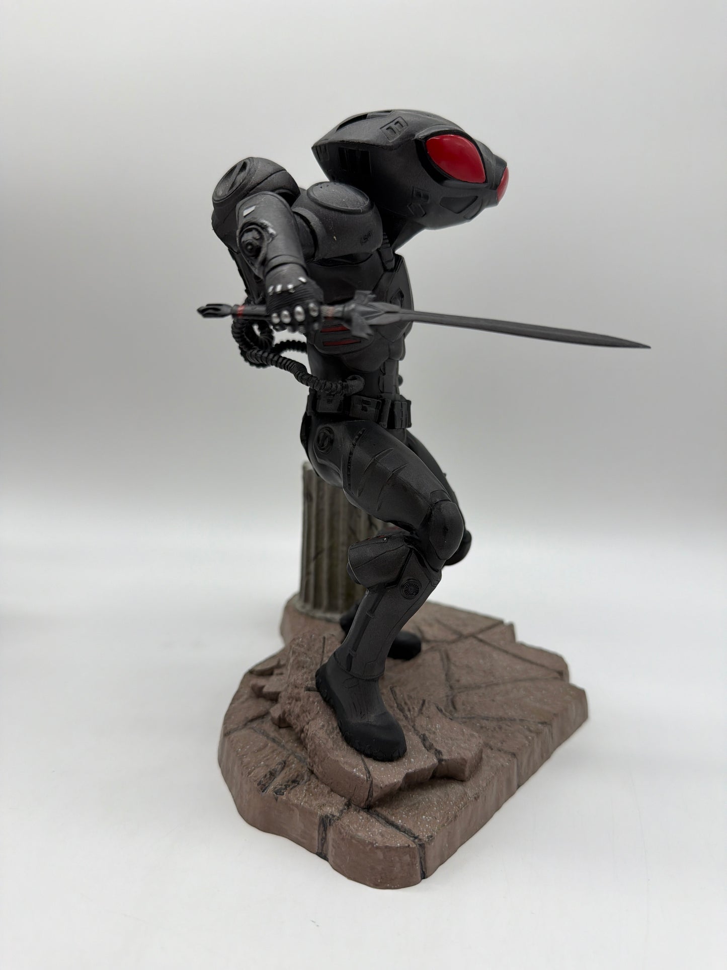 Diamond Select Toys DC Gallery: Aquaman Black Manta PVC Diorama