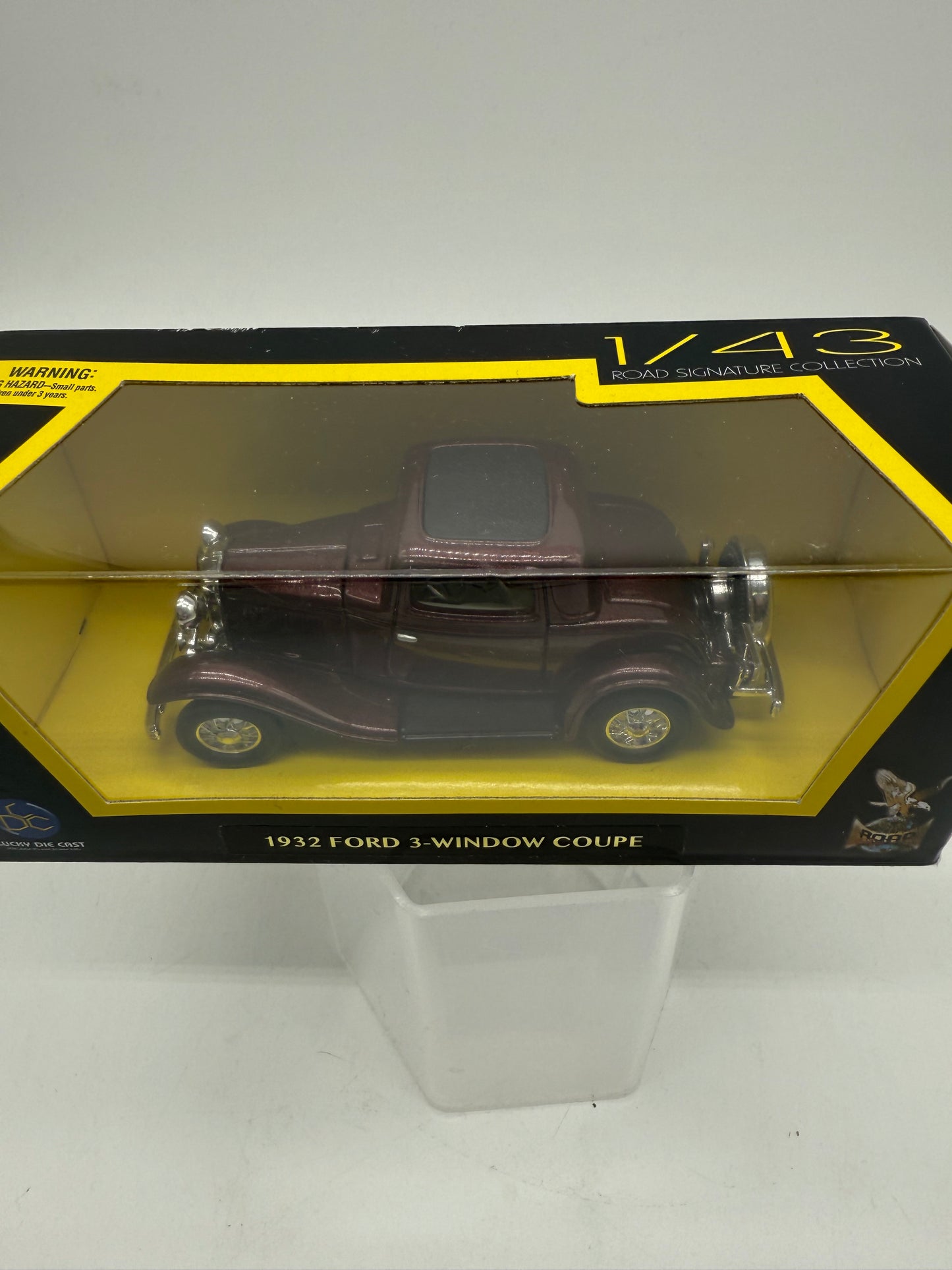 Road Signature Collection 1/43 1932 Ford 3-Window Coupe 2015 Lucky Die Cast
