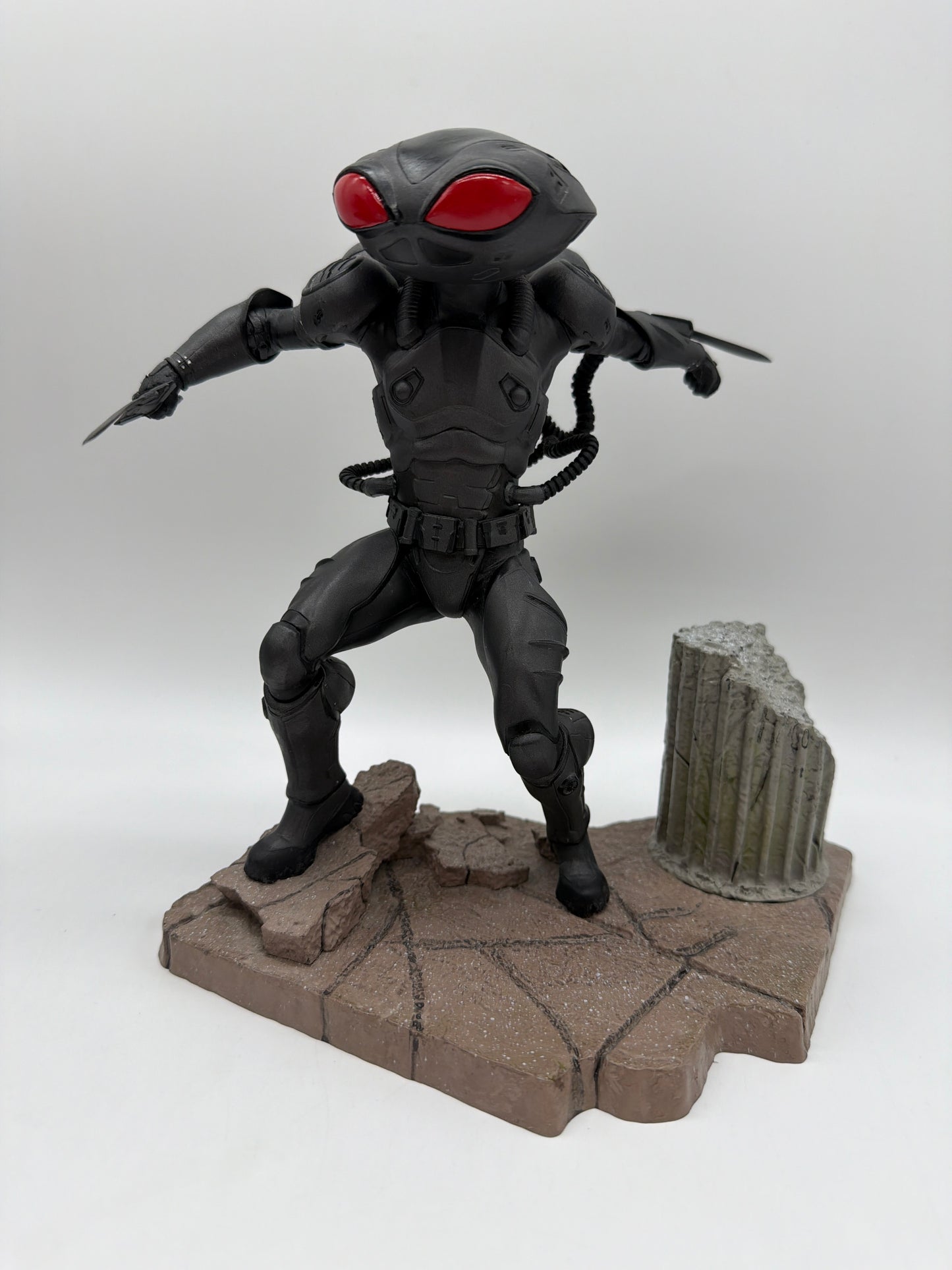 Diamond Select Toys DC Gallery: Aquaman Black Manta PVC Diorama