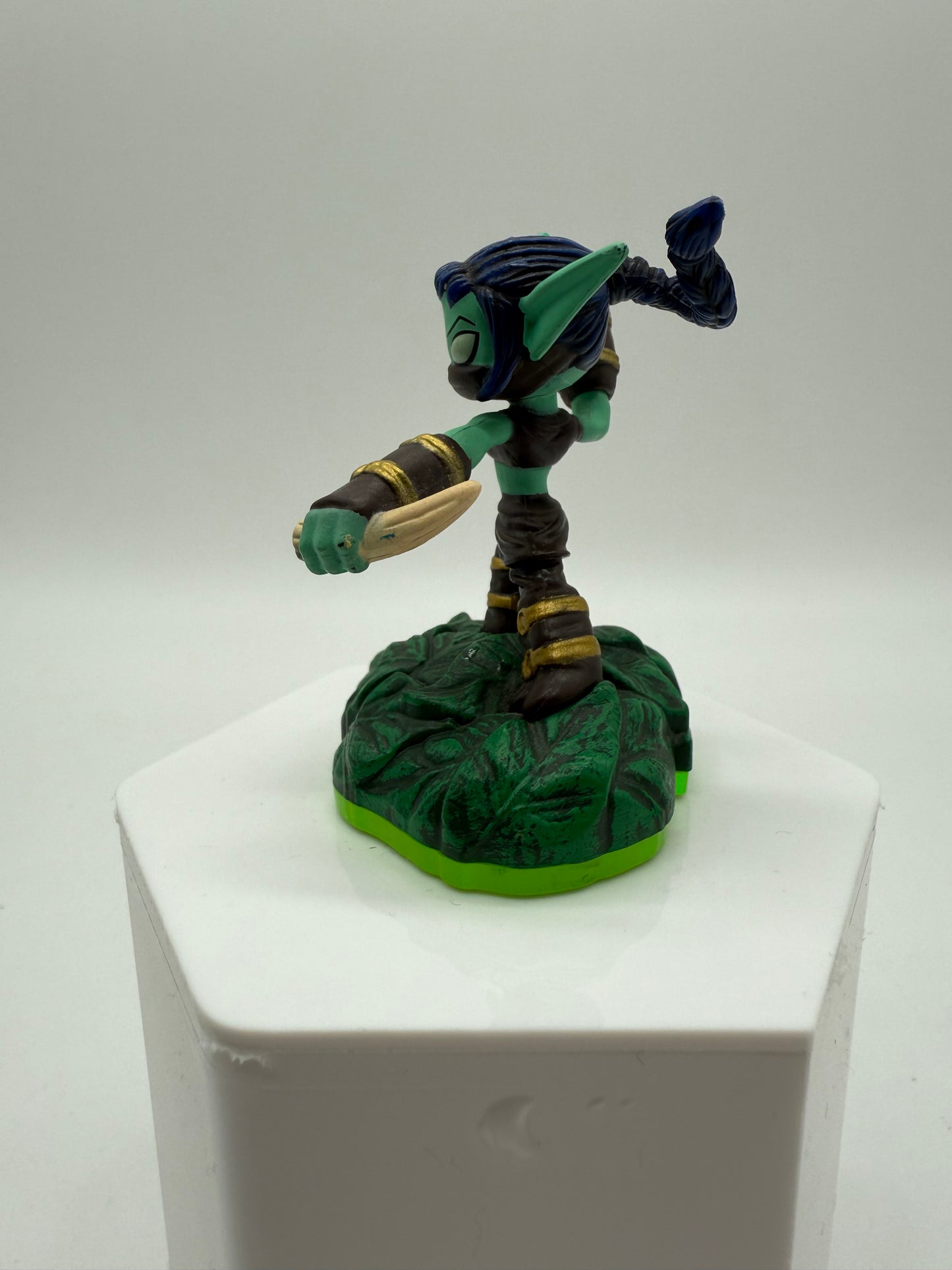 Activision 2011 Spyro's Adventure Skylanders Stealth Elf